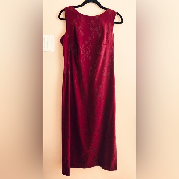 Northern Traditions Dresses & Skirts - Elegant Sleeveless Maxi Dress in Deep Wine